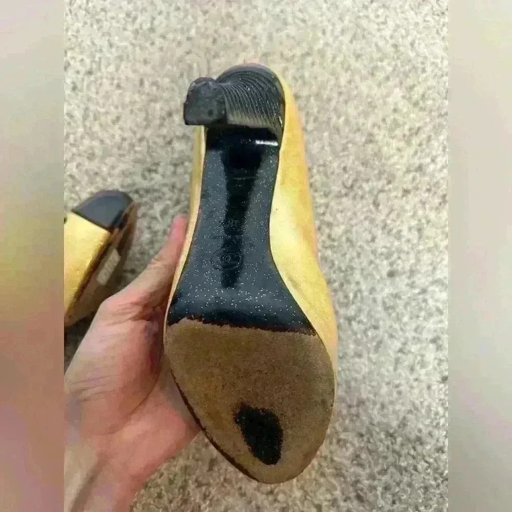 CHANEL Two-Tone Yellow and Black Heels - Picture 11 of 15